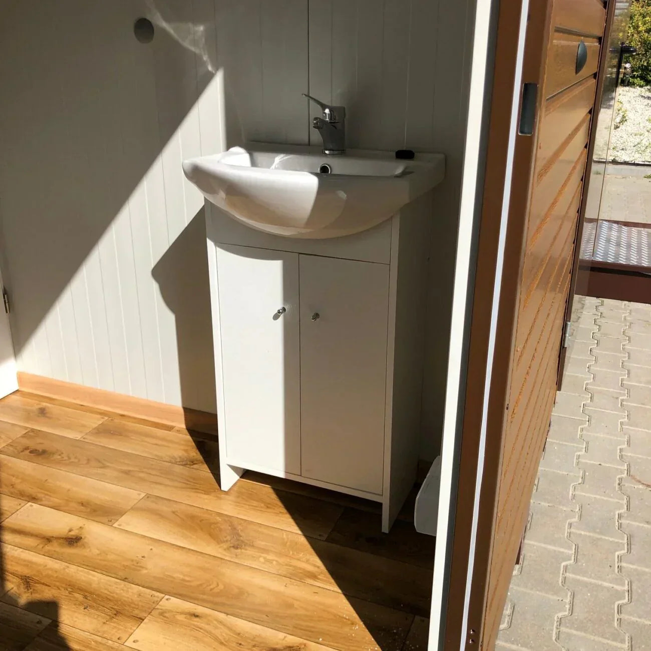 Contenedor sanitario de panel sándwich 6,00 × 3,00 m